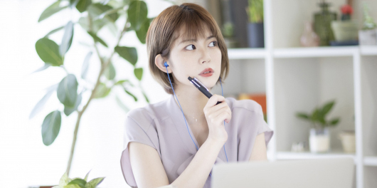 悩む女性